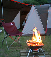 Campingstuhl vor Feuerstelle