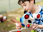 Kind montiert Roboter