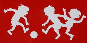 Kinder spielen Ball