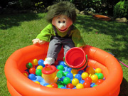 Puppe im Bällebad