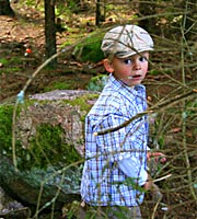 Junge im Wald