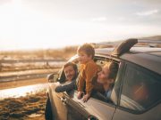 Familie schaut aus dem Autofenster