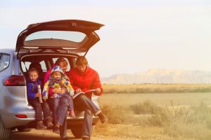Familie sitzt im Auto
