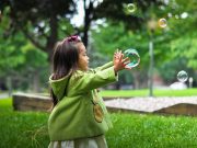 Kinder fotografieren: Mädchen mit Seifenblase
