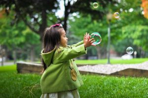Kinder fotografieren: Mädchen mit Seifenblase