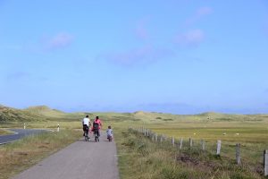 Familie mit dem Fahrrad auf der Nordseeinsel Sylt