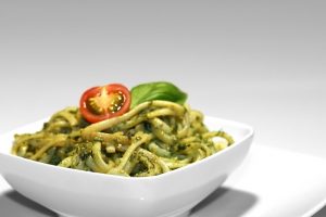 Gesunde Fette: Rezept für Spathetti mit Oliven-Pesto