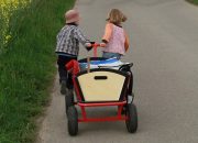 Familienausflug mit Bollerwagen
